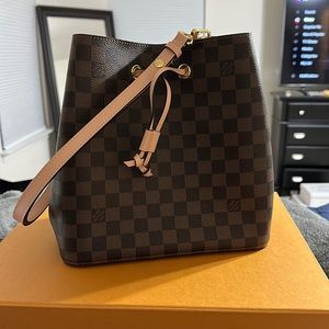 I am selling a Neonoe MM Louis Vuitton bag
